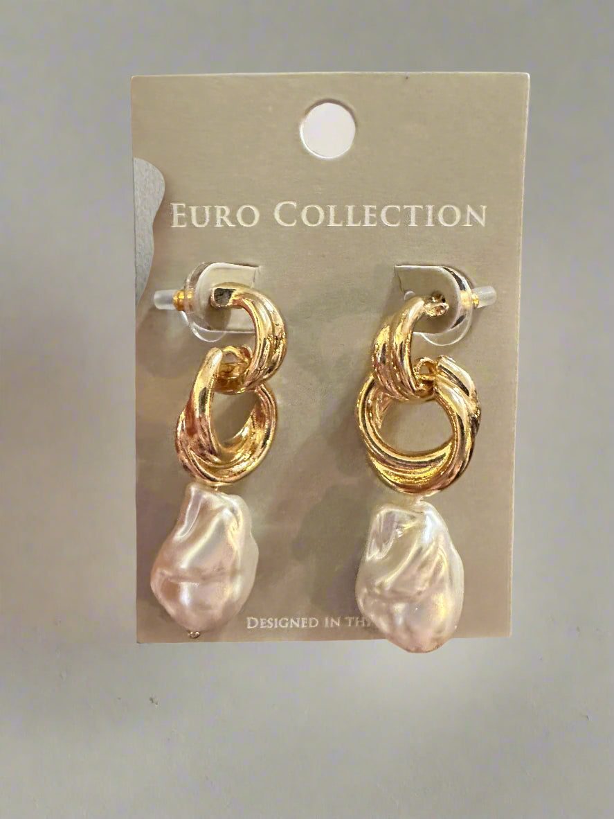 Sleek Shoreside Door Knocker Pearl Dangle Earrings - Gold